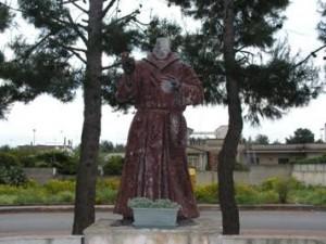 Decapitata la statua di Padre Pio in piazza Madonna della Croce