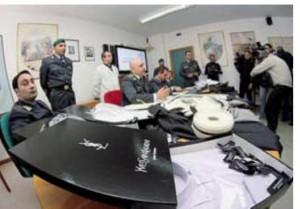 Taranto - GdF sequestra capi di abbigliamento griffati "Yves Saint Lauren"