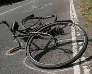 Autopirata falcia un ciclista: “qualcuno lo protegge”