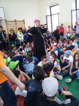 Il Vescovo di Oria S.E. Mons. Vincenzo PISANELLO insieme ai ragazzi dell'ACR