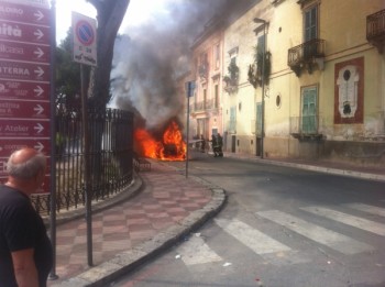 Grottaglie - Auto in fiamme Piazza IV Novembre - foto dal web