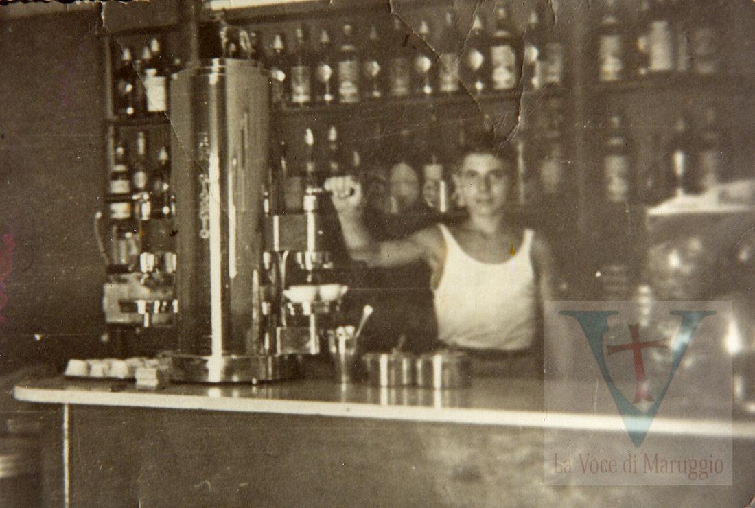 Il giovanissimo Toto Giorgino nel Bar Lux agli inizi degli anni '50