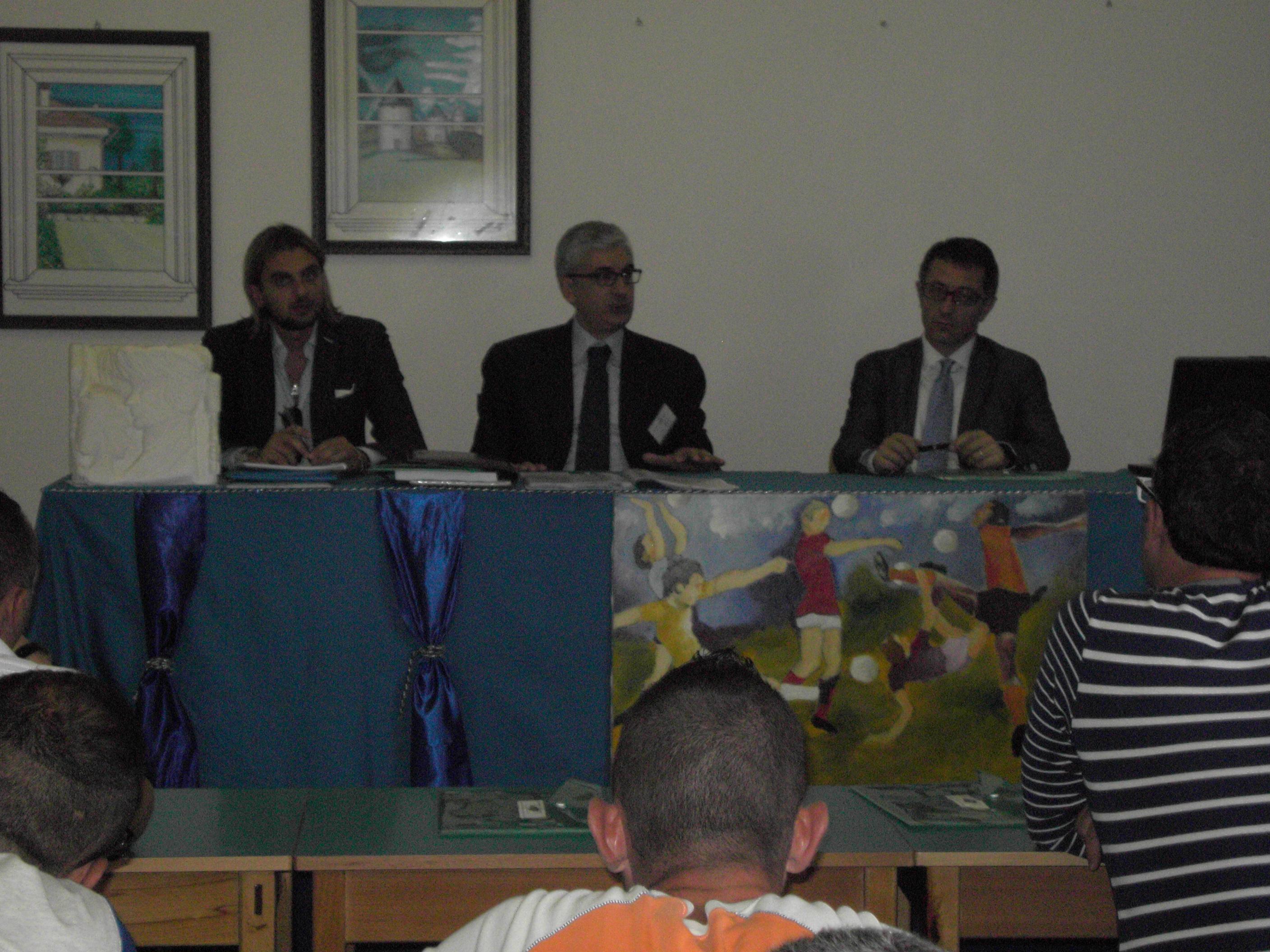 Nella foto: il Presidente FIGC Puglia Vito Tisci, l'Avv. Francesco Nevoli e l'Avv. Giulio Destratis durante una lezione nel carcere di Taranto.