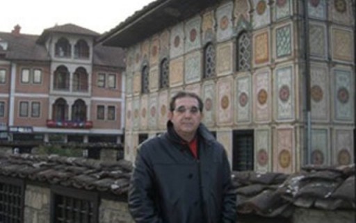 Nella foto Pierfranco Bruni davanti ad una moschea
