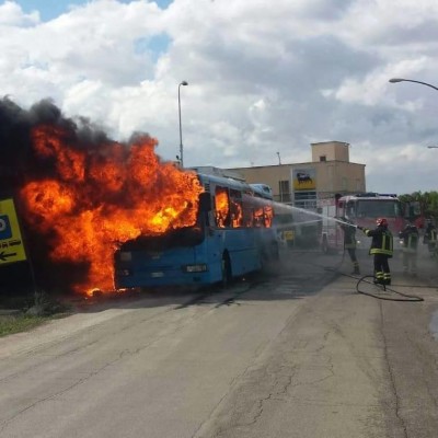Pullman di linea pieno di studenti si incendia alle porte di Avetrana 2 foto presa dal profilo di Fb Mimmo Carrieri