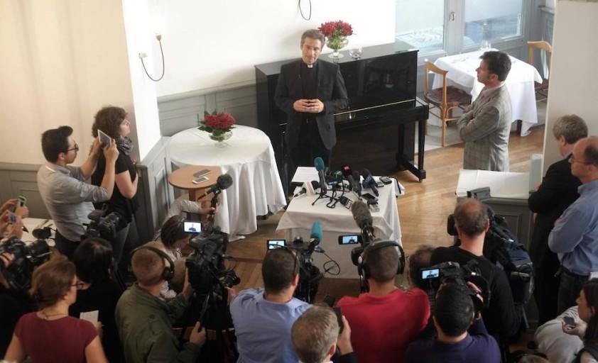 Monsignor Krysztof Charamsa, 43 anni, il teologo che ha fatto coming out durante una conferenza stampa in corso a Roma, 3 ottobre 2015. ANSA/ LUCIANO DEL CASTILLO