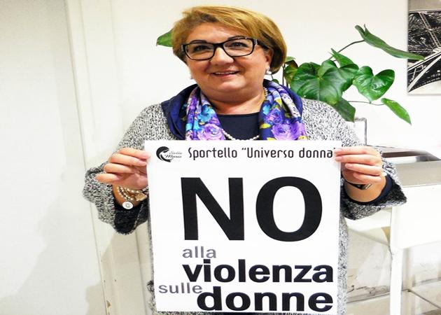 GIANNA CAVALLO CON IL MANIFESTO CHE SARA’ PORTATO DURANTE “DONNA: UNA MARCIA IN PIÙ”