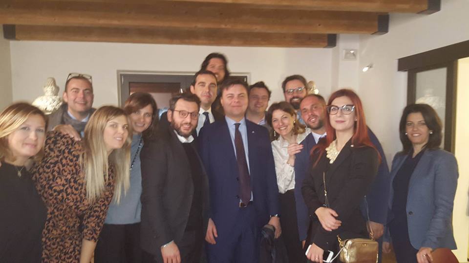 Marco Gay al centro con dietro alla sua destra Luigi De Francesco con i Giovani Imprenditori