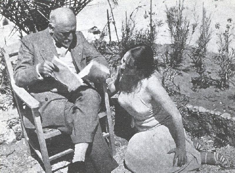 Luigi Pirandello in una foto con Marta. 1930
