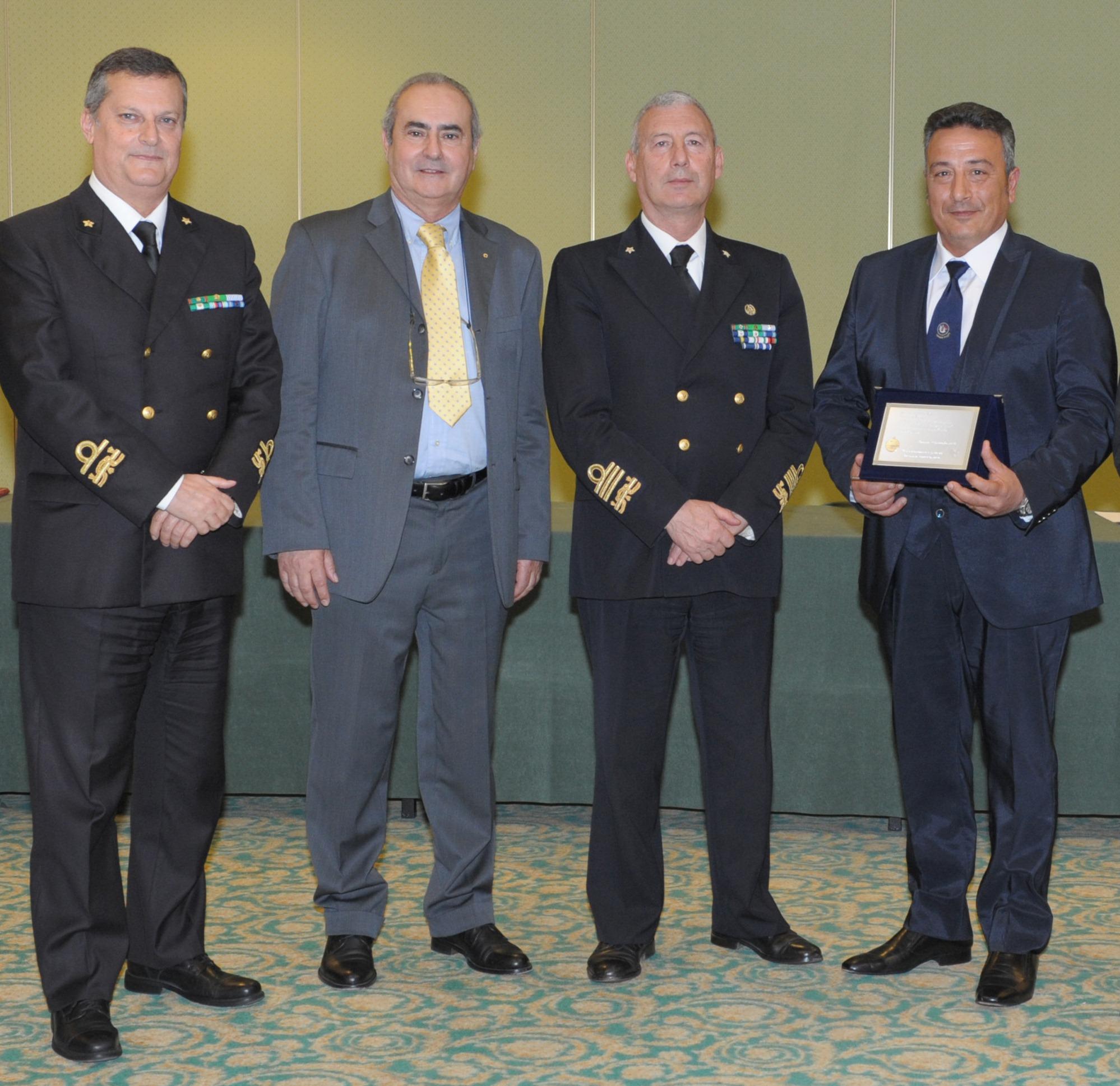 consegna targa a CLC Bellomo (ultimo a sinistra)
