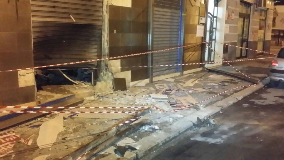 Taranto, bomba nella notte. Devastato supermercato, nessun ferito ma tanta paura tra gli abitanti della zona