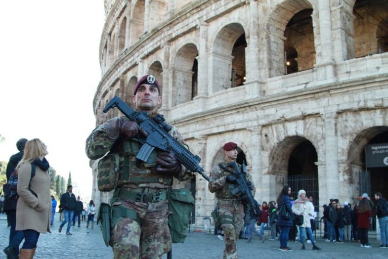 Paura a Roma: Afgano tenta di disarmare un parà del 185mo. Subito fermato