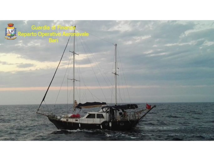 Guardia di Finanza blocca barca a vela con migranti irregolari