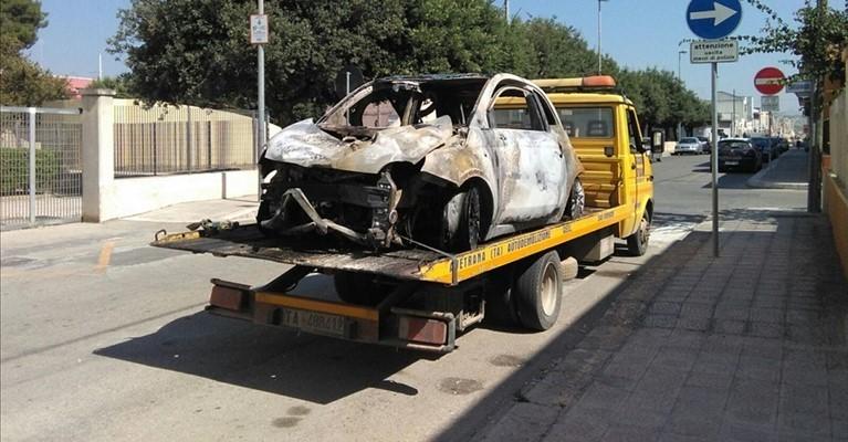 Maruggio: auto contro guardrail prende fuoco, mistero sul conducente 1 Maruggio: auto contro guardrail prende fuoco, mistero sul conducente