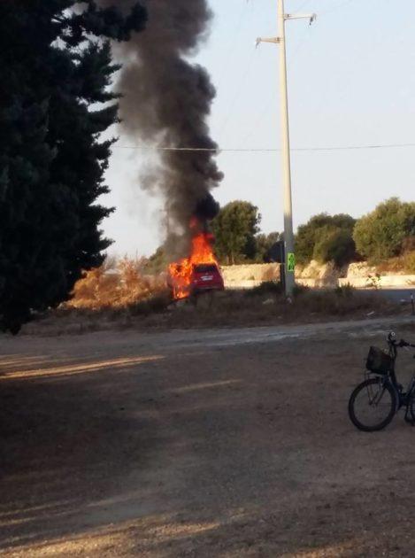 Maruggio: auto contro guardrail prende fuoco, mistero sul conducente 2 Maruggio: auto contro guardrail prende fuoco, mistero sul conducente