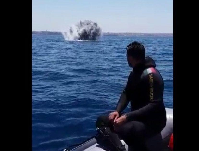 Bomba della Seconda guerra mondiale fatta brillare nelle acque di Campomarino di Maruggio - IL VIDEO