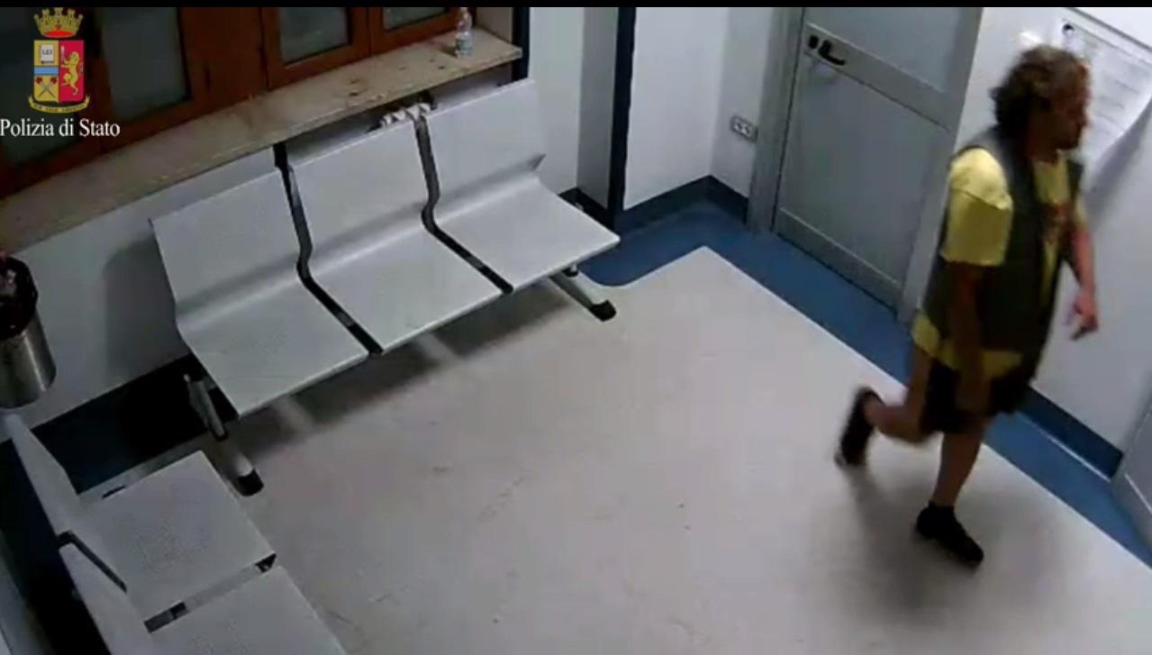Anziana aggredita con punteruolo in ospedale. Il tentato omicidio immortalato dalle telecamere | IL VIDEO