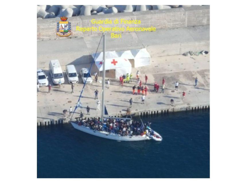 Guardia di Finanza: soccorsi migranti e arrestati 5 scafisti nel Canale D'Otranto