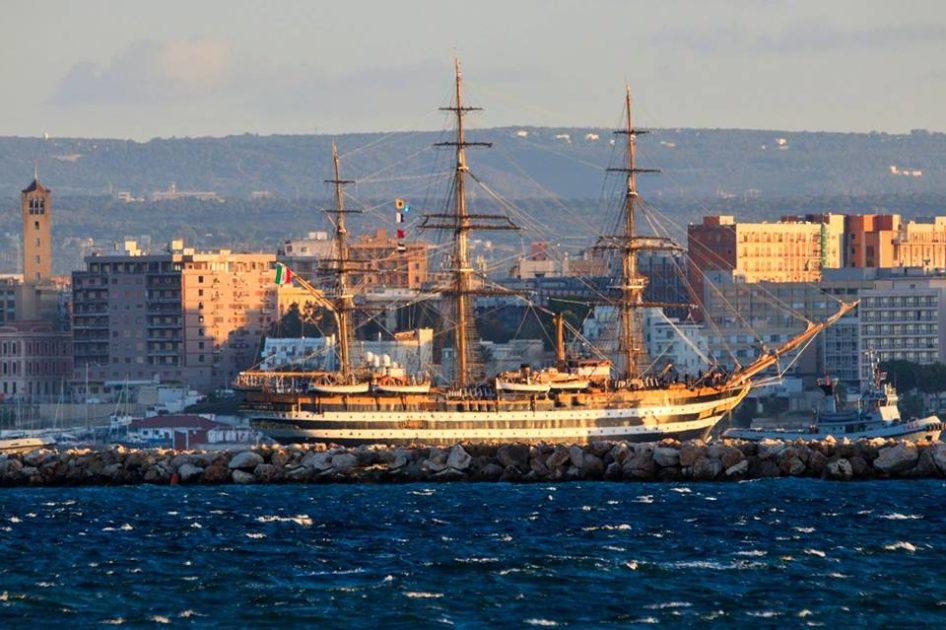 Ancorata per due giorni a Taranto, la nave scuola Vespucci. Oltre alle visite verrà presentato il Calendario Storico 2018