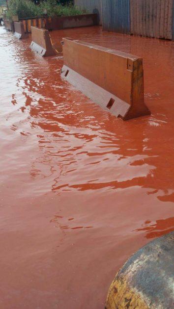 Taranto, l'acqua piovana si colora di rosso
