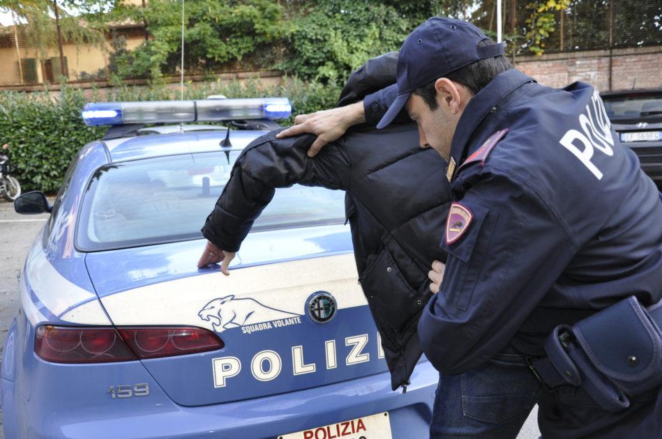 Sequestrò e rapinò dei minori sul "Lungomare" di Taranto. Arrestato 20enne tarantino 1 Sequestrò e rapinò dei minori sul "Lungomare" di Taranto. Arrestato 20enne tarantino