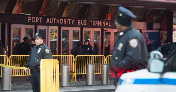 Bomba alla stazione centrale dei bus di Manhattan: due feriti