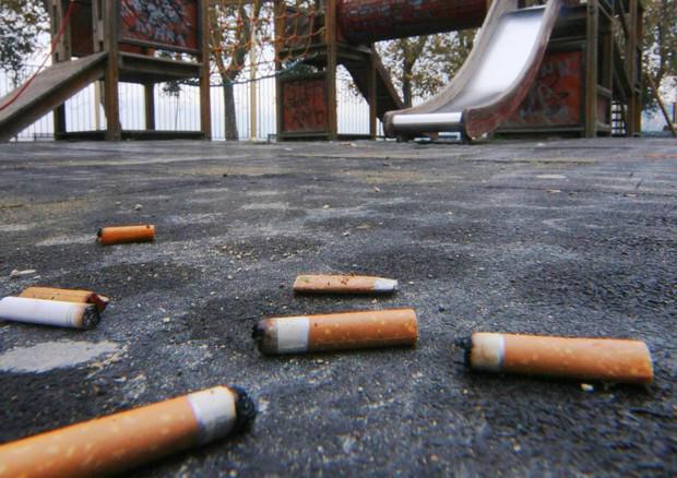 Gettate i mozziconi di sigaretta per terra… Ma nei posaceneri da pavimento. La novità in Belgio.