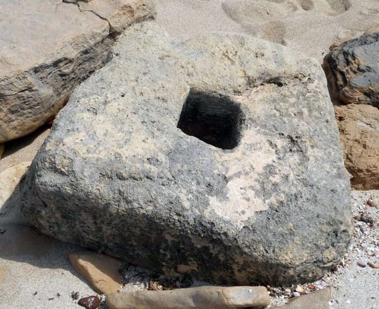 Maruggio : il "mistero" dei blocchi di pietra con i buchi al centro