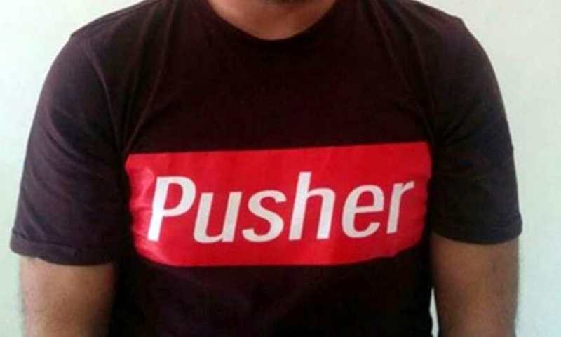 Brindisi. Spacciatore circolava indossando una maglietta con la scritta “pusher”,