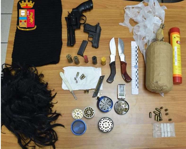 TARANTO - Armi, munizioni ed esplosivo trovati in uno scantinato nel quartiere Paolo Sesto
