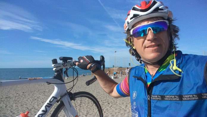 Giro d’Italia in bici per aiutare i bambini ammalati, Simone Broggi farà tappa a Maruggio