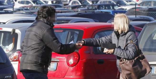 Parcheggiatore abusivo non soddisfatto dei 50 centesimi offertigli, rapina coppia di fidanzati