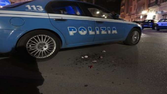 Brindisi, scontro a fuoco con Polizia, muore bandito durante l'assalto al Bancomat