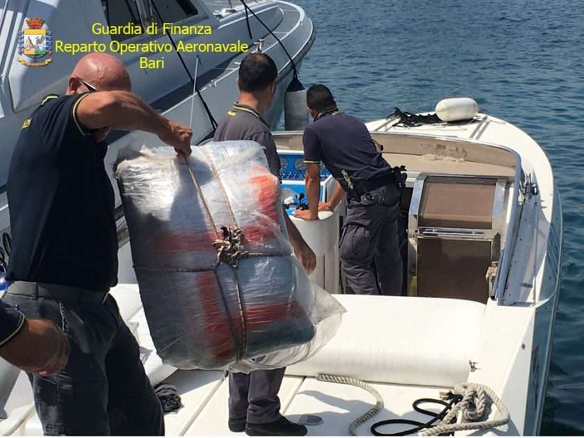 Maxi-sequestro di marijuana nel canale d'Otranto, arrestati tre scafisti