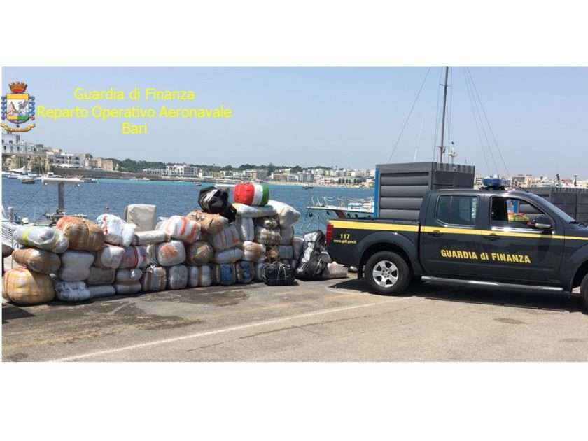 Maxi-sequestro di marijuana nel canale d'Otranto, arrestati tre scafisti