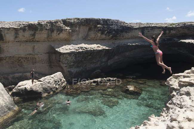 Roca di Melendugno - Giovanissima turista in vacanza a Campomarino cade dalla scogliera della Grotta della Poesia. Salvata dal 118 mare