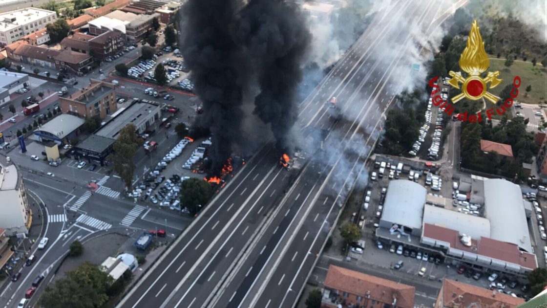 Bologna, esplode un tir a Borgo Panigale: l'enorme voragine sul ponte dell'autostrada 2 morti e 55 feriti - IL VIDEO