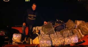 GDF sequestra gommone con a bordo oltre tre quintali e mezzo di marijuana