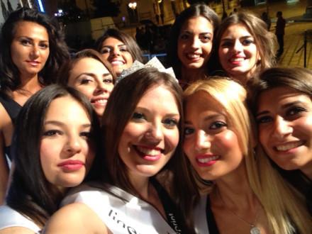 Il selfie di Miss Taranto con le premiate