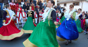 Typical_Arbëreshë_female_costumes