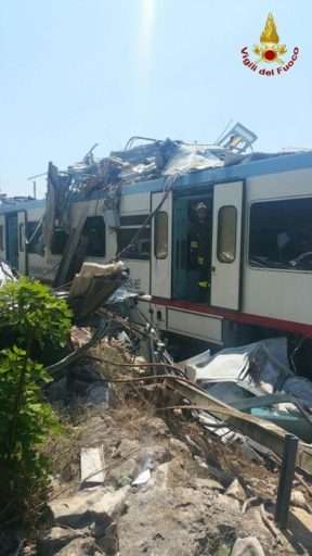 Scontro tra due treni in Puglia. Aggiornamento: 25 morti e circa 60 feriti - LE FOTO
