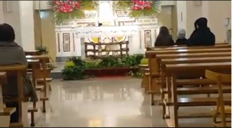 Agnellino prigioniero sull'altare in una chiesa a Latiano. La protesta degli animalisti e il video fa il giro del Web