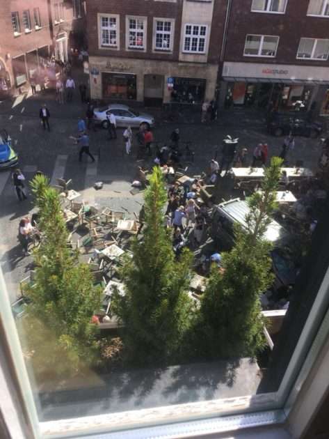 Furgone sulla folla in Germania a Muenster: 3 morti e 30 feriti. L'autista si sarebbe suicidato