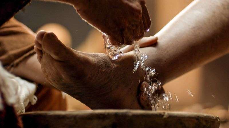 A Manduria prete salta il rito sacro della "lavanda dei piedi" per la presenza di immigrati