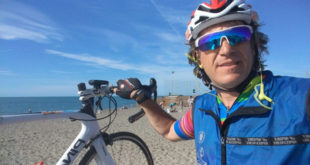 Giro d’Italia in bici per aiutare i bambini ammalati, Simone Broggi farà tappa a Maruggio