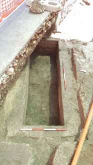 Rinvenimento archeologico a Manduria di una tomba a fossa rettangolare con controfossa