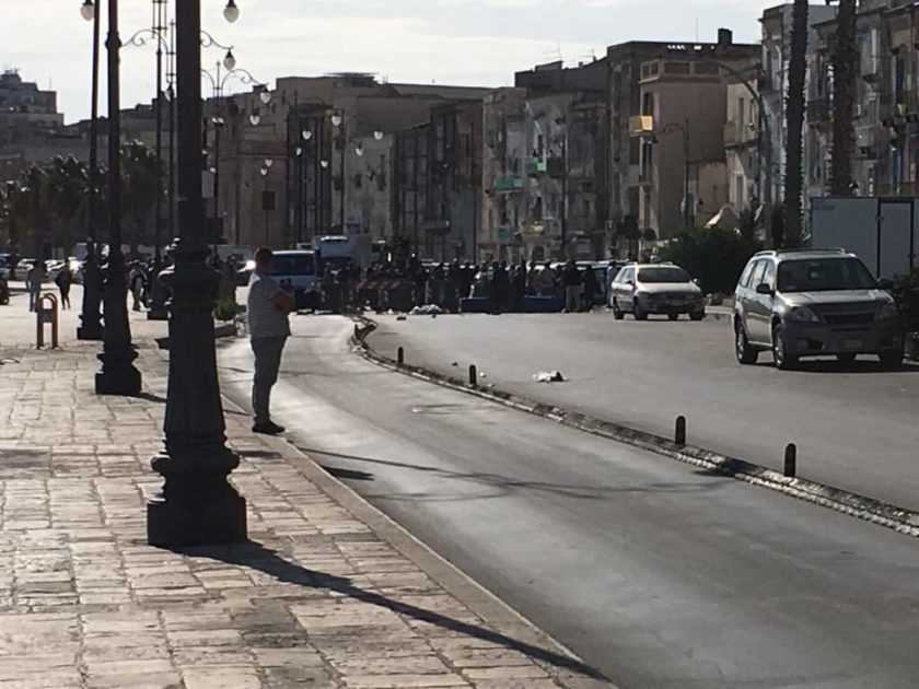 Taranto, commercianti in rivolta, barricate di cassonetti per impedire le riprese del film di Ryan Reynolds