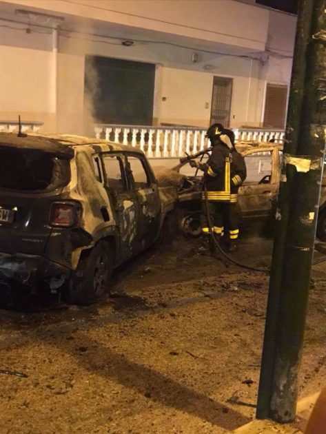 San Pietro in Bevagna (Manduria) - Due auto prendono fuoco dopo incidente stradale