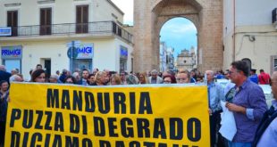 Duemila manifestanti oggi a Manduria contro i cattivi odori e il degrado ambientale. Gli interventi - documento del comitato cittadino "Aria Pulita"