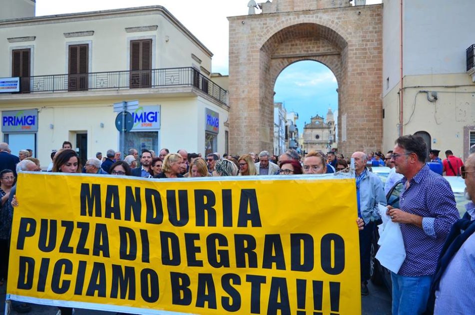 Duemila manifestanti oggi a Manduria contro i cattivi odori e il degrado ambientale. Gli interventi - documento del comitato cittadino "Aria Pulita"